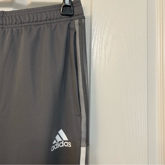 NWT Adidas Tiro 21 Men's Track Pants Front Zip Pockets in Team Grey Four Size S - Picture 3 of 9